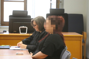 Angeklagte mit Anwältin im Gerichtssaal.