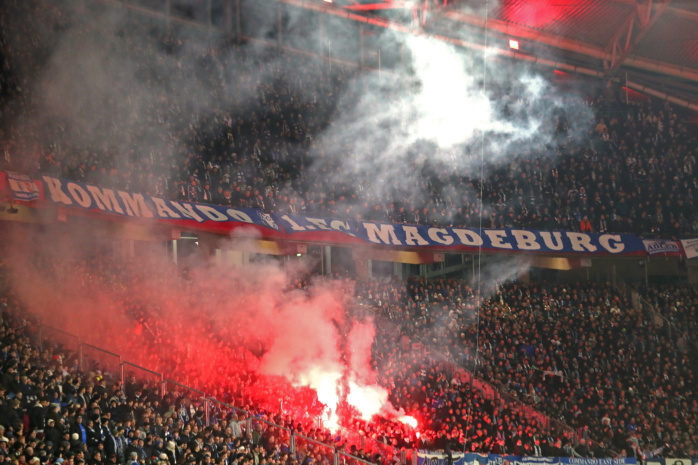 Mittwoch-der-3-Dezember-2025-Pyro-und-Randale-beim-Pokalspiel-Frauen-EM-auch-in-Leipzig-Amok-Drohung-in-Taucha
