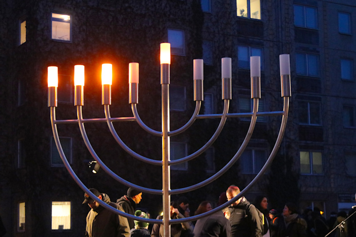 Chanukka-Leuchter in der Dunkelheit.