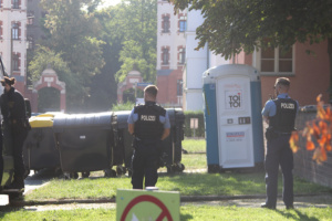 Ermittler am 20. August in der Nähe des Tatorts in Reudnitz: Hier soll der Verdächtige mit einem Messer auf seine Ex-Partnerin und den gemeinsamen Sohn eingestochen haben, die Frau verstarb. Foto: Lucas Böhme