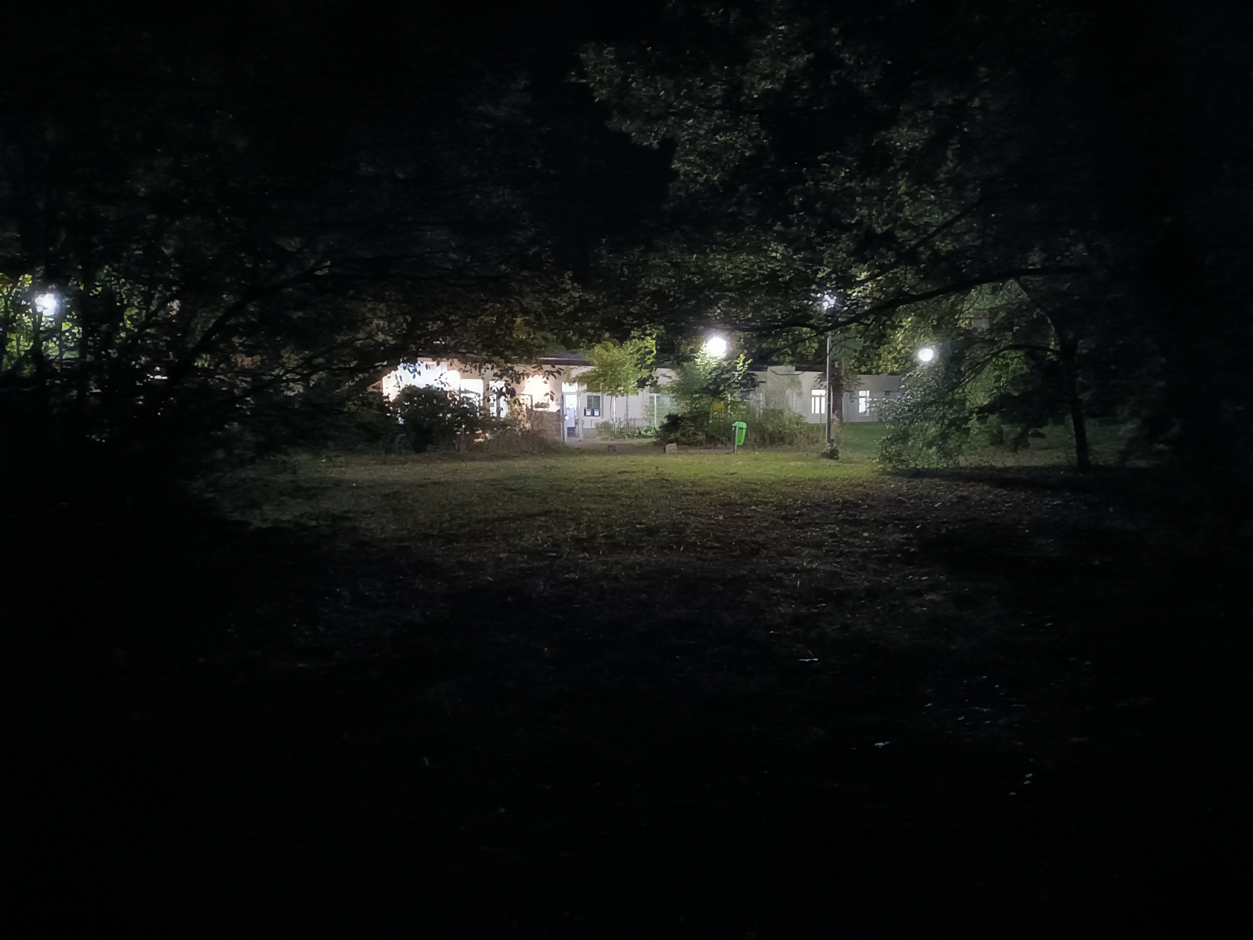 Das Gebäude des Kindernotdienstes bei Nacht. Foto: Thomas Köhler