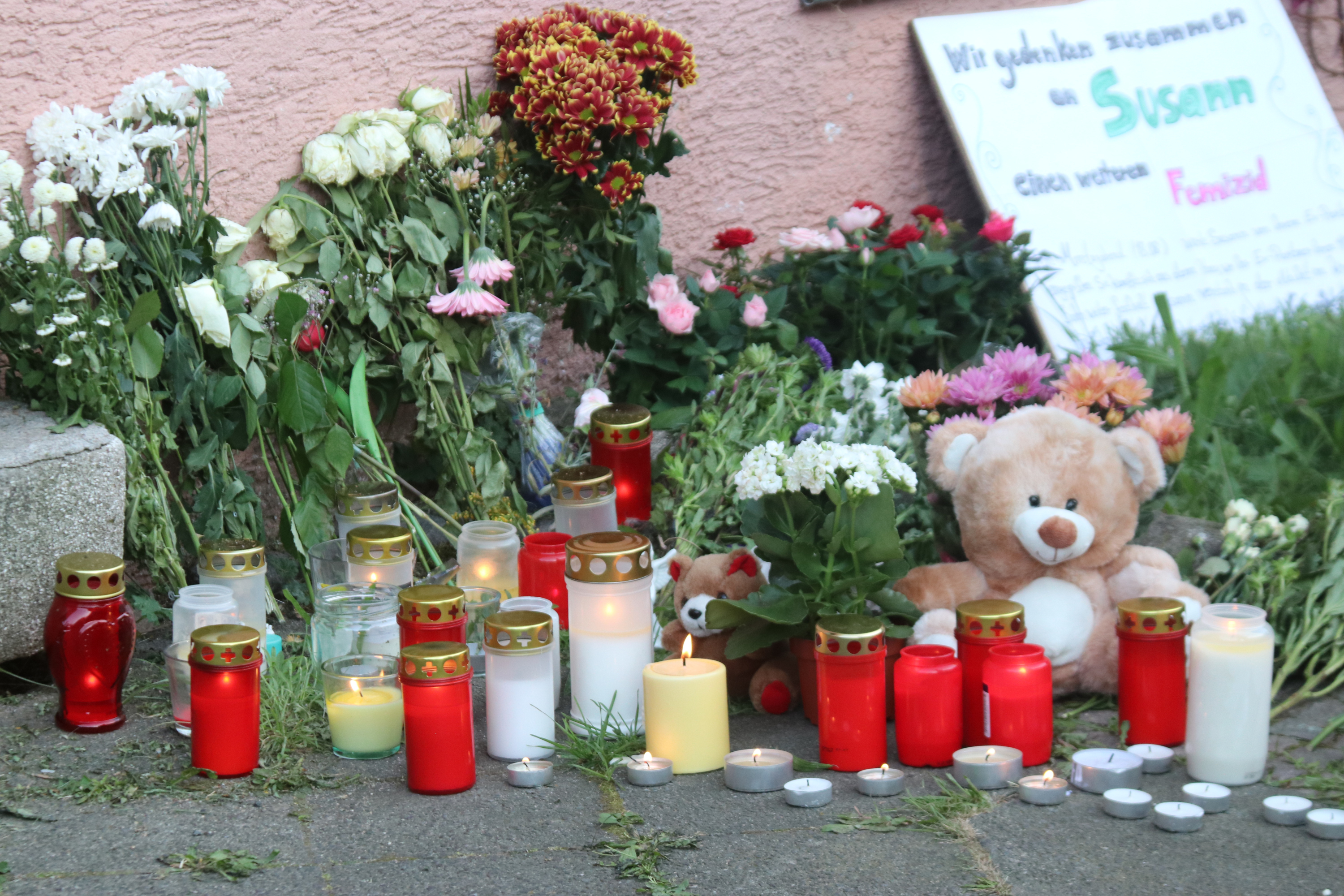 Zum Gedenken an die getötete Susann K. und das schwerverletzte Kind wurden Blumen und Kerzen vor dem Haus niedergelegt. Foto: Lucas Böhme