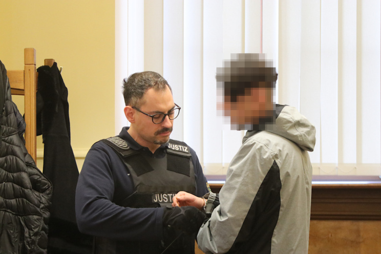Angeklagtem werden Handfesseln abgenommen.