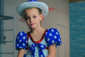 Verfilmtes Verbrechen: Hanna Cagwin spielt die ermordete Schönheitskönigin in „Casting JonBenét.“ Foto: Netflix/Michael Latham