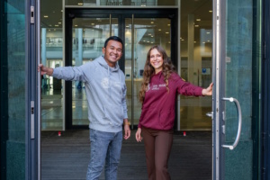 Die Universität öffnet ihre Türen. Mit dabei sind auch die Studienbotschafter/-innen. Foto: Kirsten Nijhof