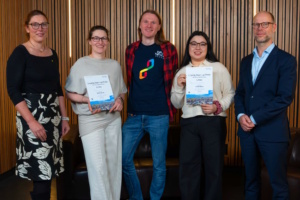 Anja Hähle-Posselt, Leiterin des Amtes für Wirtschaftsförderung der Stadt Leipzig, mit den Preisträgern Vanessa Lusian vom Start-up Feynarock sowie Dieu Linh Vu und Lars Bönsch vom Start-up Polynormal Games und Clemens Schülke, Bürgermeister für Wirtschaft, Arbeit und Digitales der Stadt Leipzig (v.l.). Foto: Philip Müller/GECKO.1