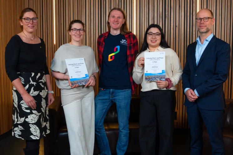 Anja Hähle-Posselt, Leiterin des Amtes für Wirtschaftsförderung der Stadt Leipzig, mit den Preisträgern Vanessa Lusian vom Start-up Feynarock sowie Dieu Linh Vu und Lars Bönsch vom Start-up Polynormal Games und Clemens Schülke, Bürgermeister für Wirtschaft, Arbeit und Digitales der Stadt Leipzig (v.l.). Foto: Philip Müller/GECKO.1