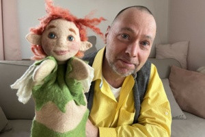 Herr Michael Oertel mit Handpuppe, Foto: privat