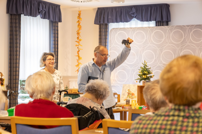 -Kaffee-Spekulatius-mitMENSCHENleben-e-V-besucht-Seniorenheime