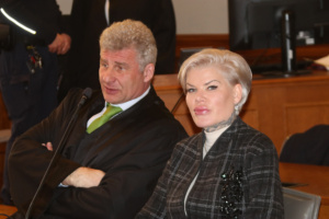 Melanie Müller am Donnerstag mit ihrem Verteidiger Adrian Stahl im Landgericht Leipzig. Foto: Lucas Böhme