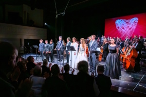 Junge Dirigentinnen und Dirigenten des Forum Dirigieren leiten die Neujahrskonzerte an der Musikalischen Komödie Leipzig Schlussapplaus Operettenworkshop 2025. Foto: Kirsten Nijhof