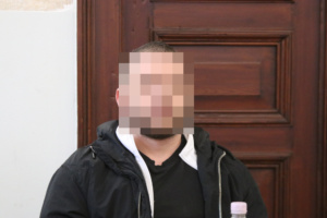 Mann in dunkler Jacke, Gesicht verpixelt.