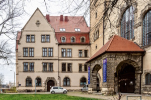 Das frühere Pfarrhaus ist jetzt Integrationshotel (Freddo213, CC BY-SA 4.0, https://commons.wikimedia.org/w/index.php?curid=104223000)