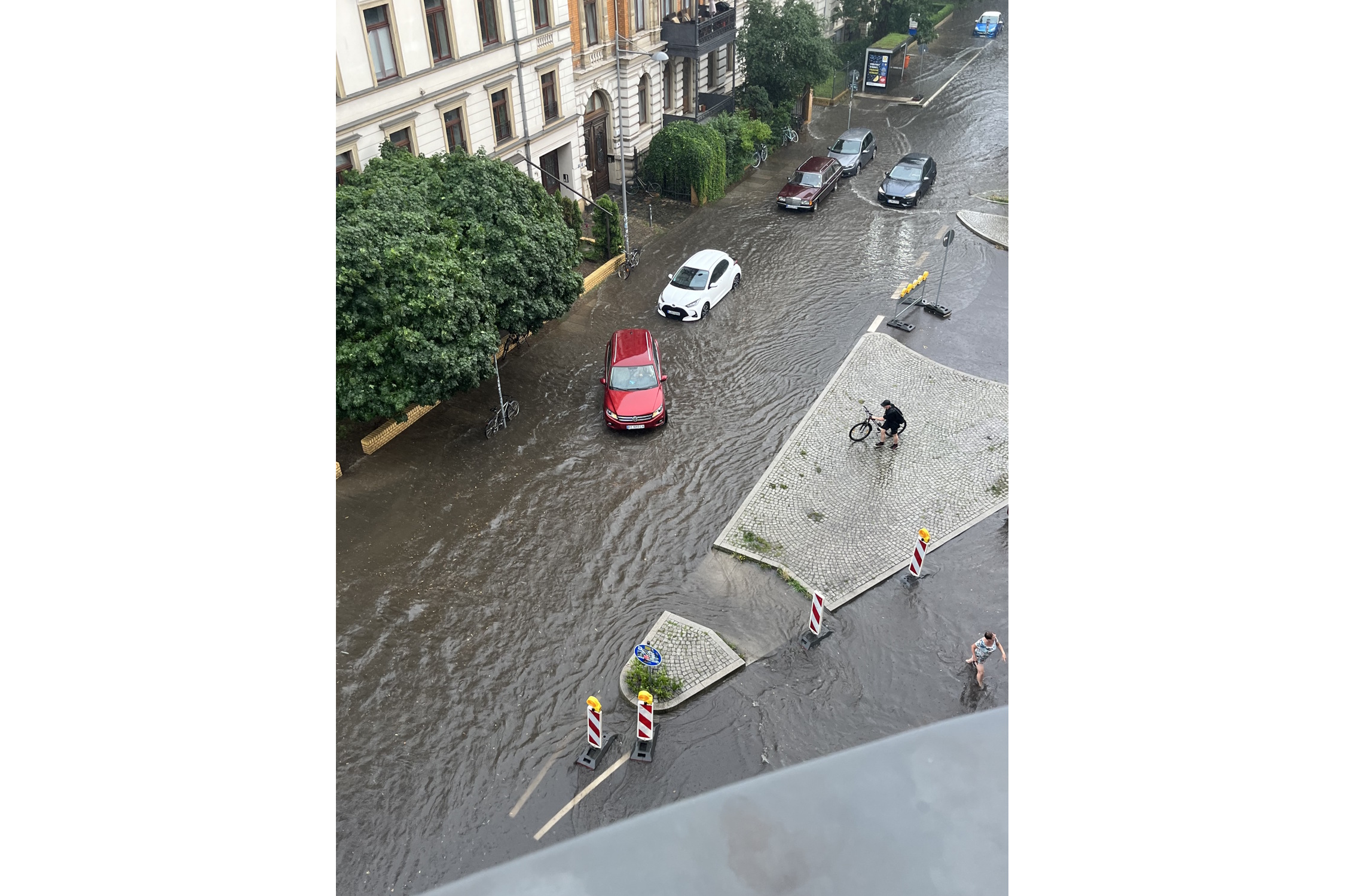 Überschwemmung nach einem kurzen Starkregen in der August-Bebel-Straße im Sommer 2024. Foto: Ökolöwe