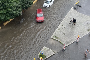 Überschwemmung nach einem kurzen Starkregen in der August-Bebel-Straße im Sommer 2024. Foto: Ökolöwe