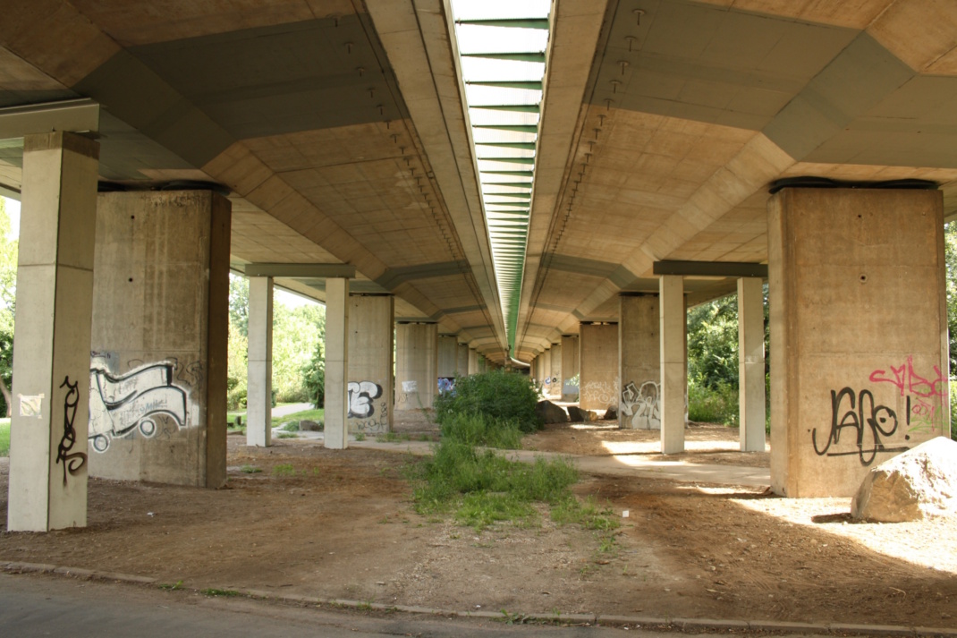 Die Brücke der B2 im Agra-Park. Foto: Ralf Julke
