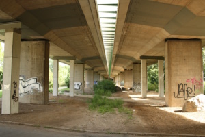 Die Brücke der B2 im Agra-Park. Foto: Ralf Julke