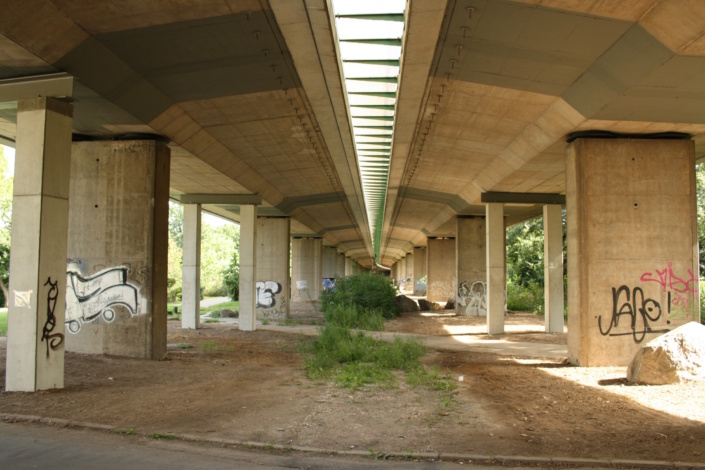 Die Brücke der B2 im Agra-Park. Foto: Ralf Julke