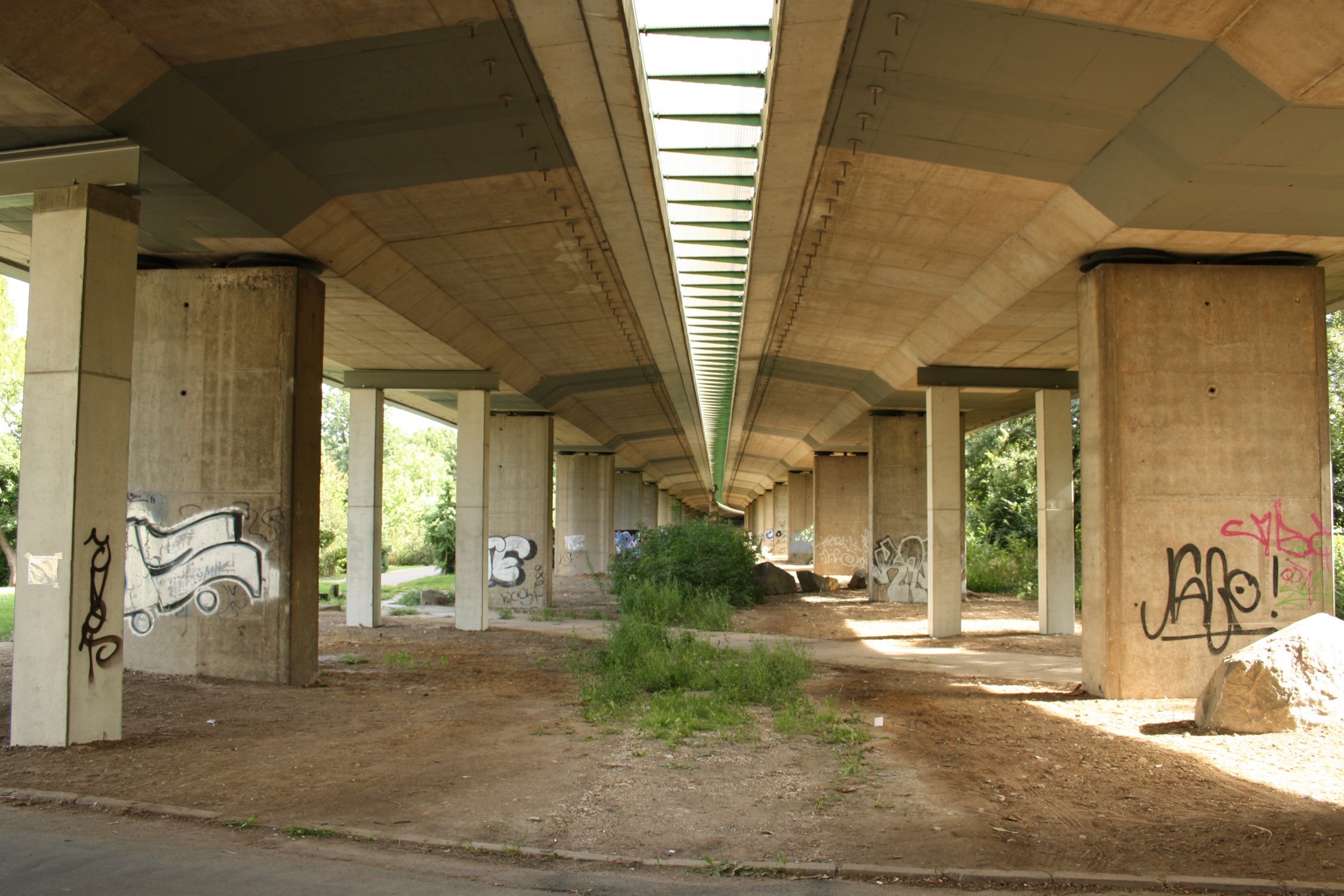 Die Brücke der B2 im Agra-Park. Foto: Ralf Julke