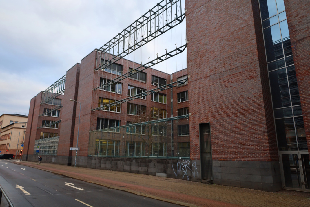 Außenfassade eines Hauses mit Verglasung.