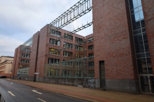 Außenfassade eines Hauses mit Verglasung.