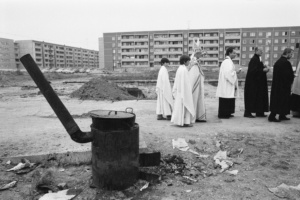 Grundsteinlegung des katholischen Gemeindezentrums St. Martin, Leipzig-Grünau, 1983. Foto: Harald Kirschner