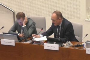 Verwaltungsbürgermeister Ulrich Hörning antwortet auf die Nachfragen von Marvin Frommhold (Grüne). Screenshot: Livestream der Stadt Leipzig