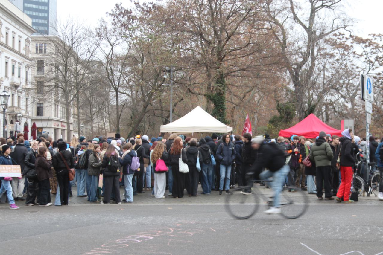 Polizeieinsatz-anl-sslich-eines-Fu-ballspiels-und-mehrerer-Versammlungen