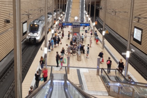 S-Bahn-Station, unterirdischer Bahnsteig mit Menschen.