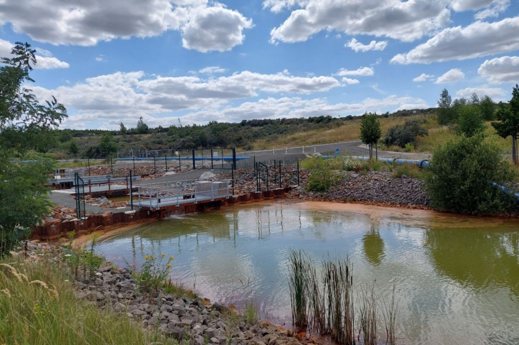 Steinpackungen im Störmthaler Kanal sichern derzeit die Kanuparkschleuse. Foto: Sabine Eicker