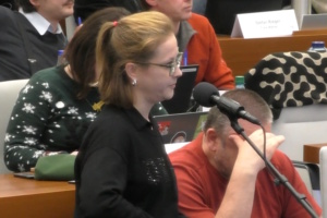 Katharina Subat (Die PARTEI, Freie Fraktion) am 18. Dezember in der Ratsversammlung. Foto: Videostream, Screenshot LZ