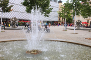 Springbrunnen in der Stadt.