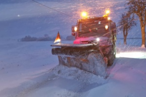 Winterdiensteinsatz im Schneegestöber auf der Kreisstraße zwischen Leckwitz und Clanzschwitz. Foto: LRA