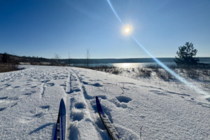 Abhang mit Schnee und Sonne auf Skiern.