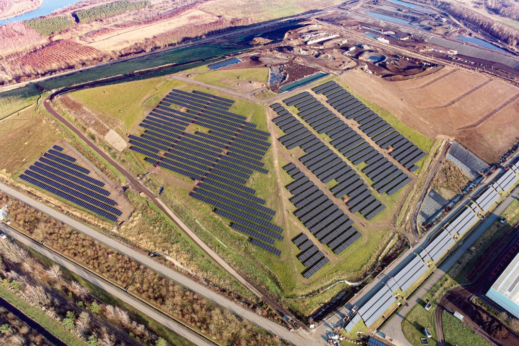 Luftbildaufnahme der Photovoltaikanlage auf der Zentraldeponie Croebern. Foto: WEV mbH