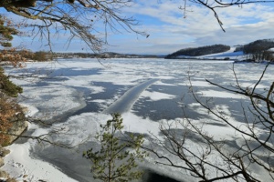 Warnung: Eisflächen auf Stauseen und Flüssen nicht betreten! - Rodeln auf Deichen und Staudämmen verboten © Landestalsperrenverwaltung Sachsen / Jörg Newald