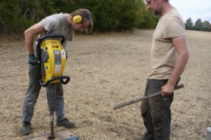 Die Co-Autoren der Studie Nik Usmar (links) und Dr. Michael Hein (rechts) führen Sedimentbohrungen durch, um ein mittelalterliches Pest-Massengrab bei Erfurt zu lokalisieren. Foto: Miriam Posselt