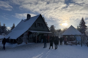 An der Bergbaude auf dem Kahleberg (905 Meter) bei Altenberg im Januar 2026. Foto: Frank Beutner