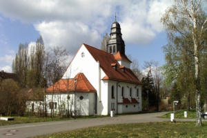 Rückansicht von 2012 noch mit weißer Fassade (Jwaller, CC BY-SA 3.0, https://commons.wikimedia.org/w/index.php?curid=19193726)