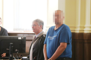 Verdächtiger und Anwalt im Gericht.