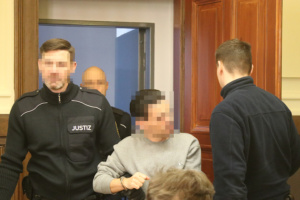 Angeklagter wird hereingeführt.