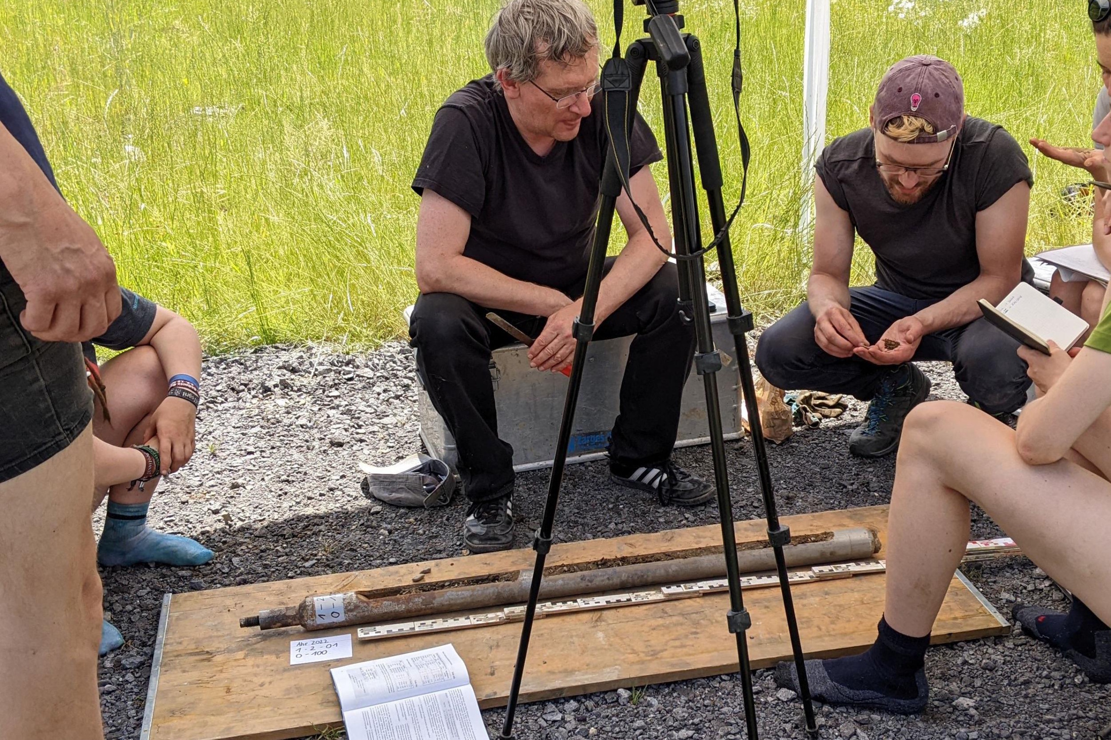 Die Arbeitsgruppe von Prof. Dr. Christoph Zielhofer untersucht die gezogenen Bohrkerne aus der Aue der Ahr (bei Mayschoß) nach der Flutkatastrophe im Juli 2021. Foto: Arbeitsgruppe Physische Geographie/Universität Leipzig