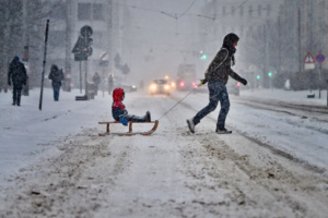 Mit dem Schlitten in die Kita. Sturmtief Elli hat auch Leipzig eine dicke Schneedecke beschert. Foto: Benjamin Weinkauf