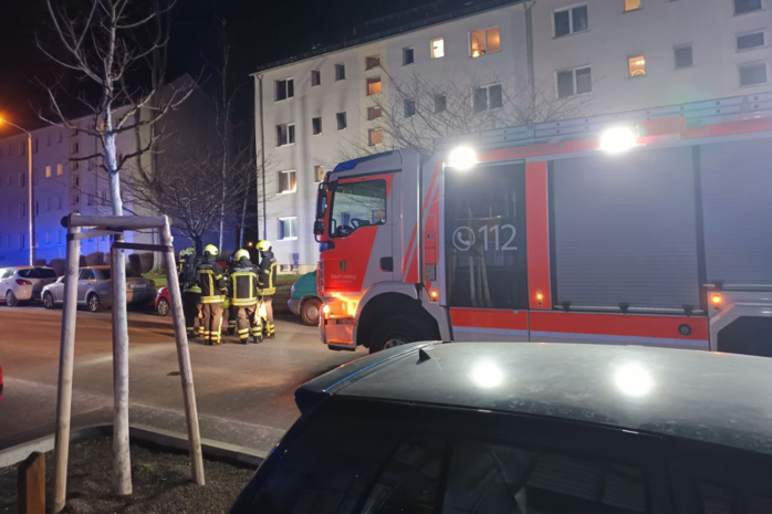 Feuerwehrauto vor Hochhaus