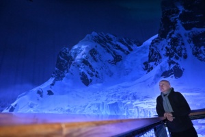 Fasziniert und in Sorge: Yadegar Asisi, umgeben von seinem Panorama der Antarktis. Foto: Benjamin Weinkauf