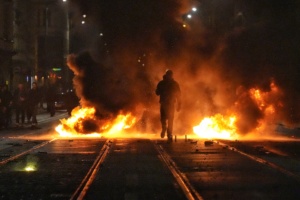 Brennende Barrikaden im Leipziger Süden. Die Stadt kam nicht friedlich ins neue Jahr. Foto: Tom Richter