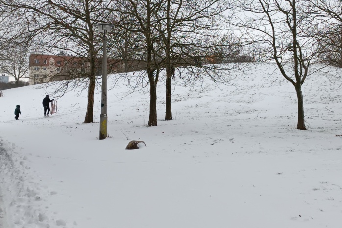 Stadtrandgemecker-Schnee-mit-Ansage-als-Fu-g-nger-in-Gr-nau-Mitte