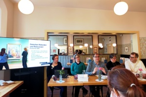 Pressegespräch des Stadtgeschichtlichen Museums zum Jahresauftakt 2026 (v.l.n.r.): Katja Etzold (Pressearbeit), Johanna Sänger (Kuratorin), Anselm Hartinger (Direktor), Maike Günter (Kuratorin) und Sven Gerling (Pächter des Kaffeehauses). Foto: Lucas Böhme