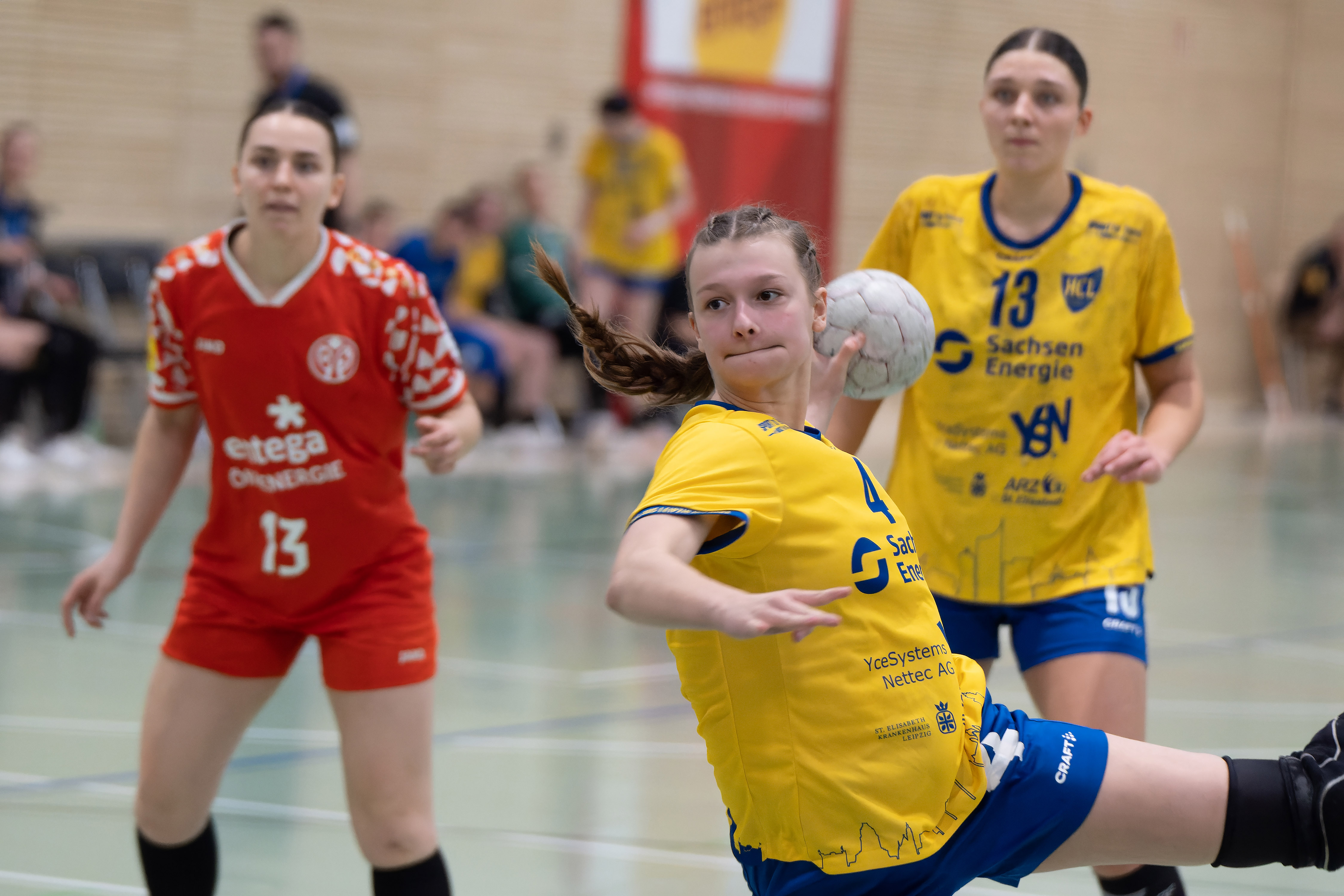 Dank-berragender-Torh-terin-Janine-Fleischer-HCL-gewinnt-29-22-in-Mainz