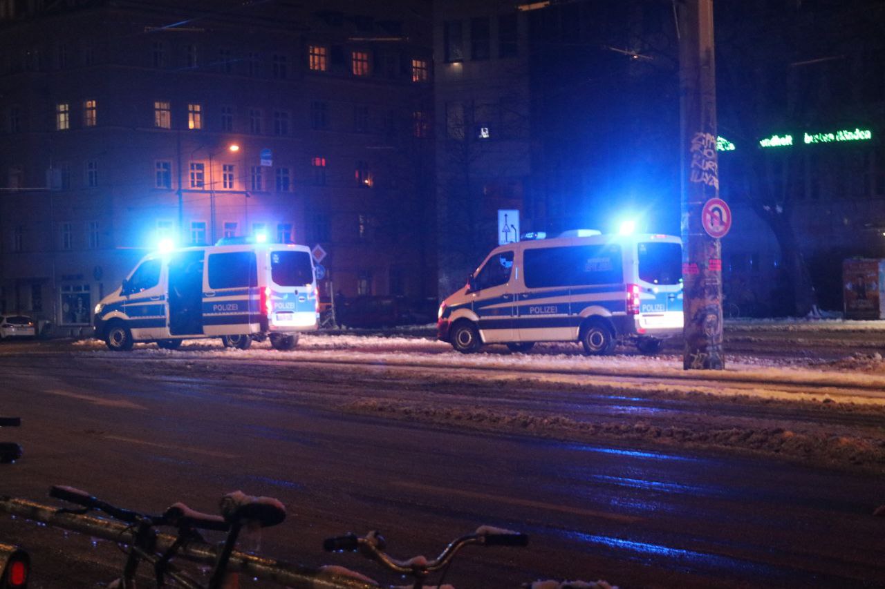 Kurzer-Spuk-am-Connewitzer-Kreuz-Traditionelle-Schneeballschlacht-und-Polizeieinsatz-am-Freitagabend